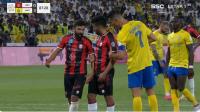 جدل بين لاعبين مغربيين حول تنفيذ ركلة جزاء.. ورونالدو يتدخل(فيديو)